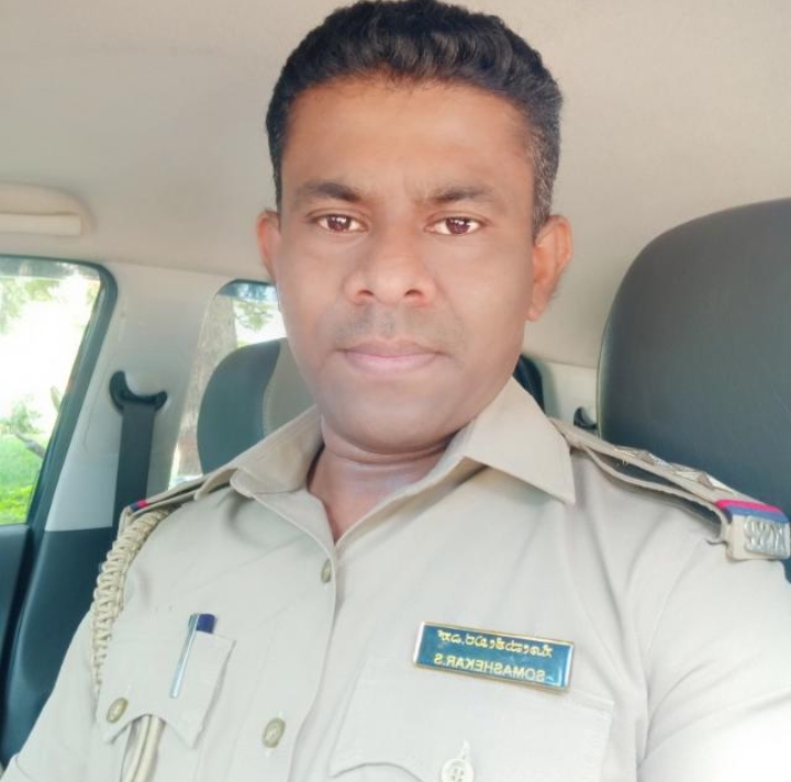 News18Kannada's tweet photo. #Breaking
ACB ದಾಳಿ ವೇಳೆ ಓಡಿ ತಪ್ಪಿಸಿಕೊಂಡ ಪಿಎಸ್ವೈ
ಪಿಎಸ್ಐ ಹಿಡಿಯಲು ಬೆನ್ನತ್ತಿದ ಸಾರ್ವಜನಿಕರು
ಗುಬ್ಬಿ ತಾಲೂಕು ಸಿ.ಎಸ್.ಪುರ ಪಿ.ಎಸ್.ಐ, ಪೇದೆ ಎಸಿಬಿ ಬಲೆಗೆ
ಎಸಿಬಿ ಟೀಂ ಊಟ ಮಾಡ್ತಿದ್ದ ವೇಳೆ PSI ಎಸ್ಕೇಪ್
ಸಿಎಸ್ಪುರ ಠಾಣೆಯ ಪಿಎಸ್ಐ ಸೋಮಶೇಖರ್ S.
#TrustNews18Kannada #PSIEscape #Tumkuru #ACBRaid #PoliceEscape https://t.co/dqR7rkgtkY