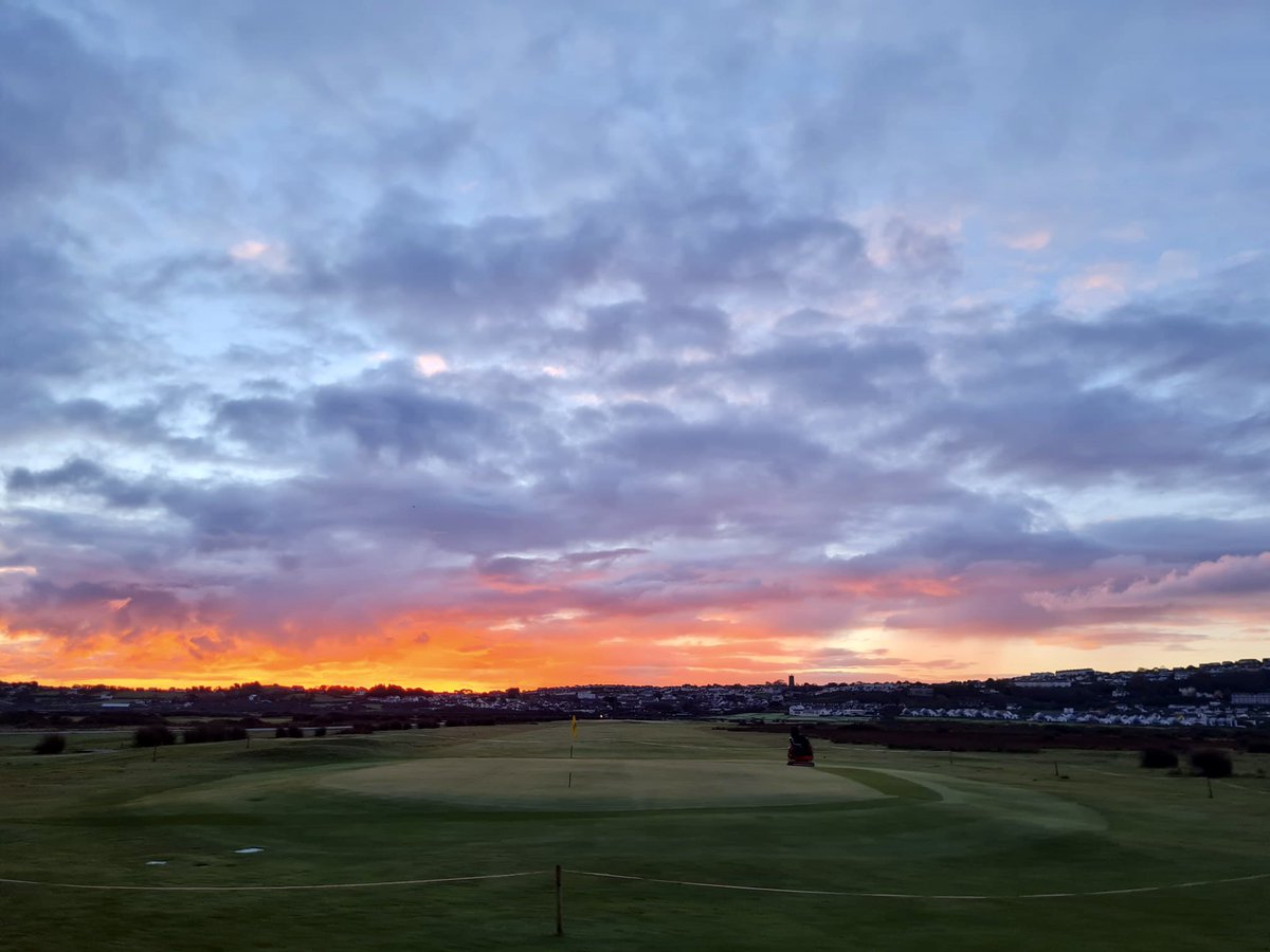 RNDGolfclub's tweet photo. Beams of light begin to break across the Tors ready to light up the links 🌅⛳️

#RoyalNorthDevon #LinksGolf #Sunrise #Autumn #Hole2 #Top100Golf https://t.co/ylsCi7rynU
