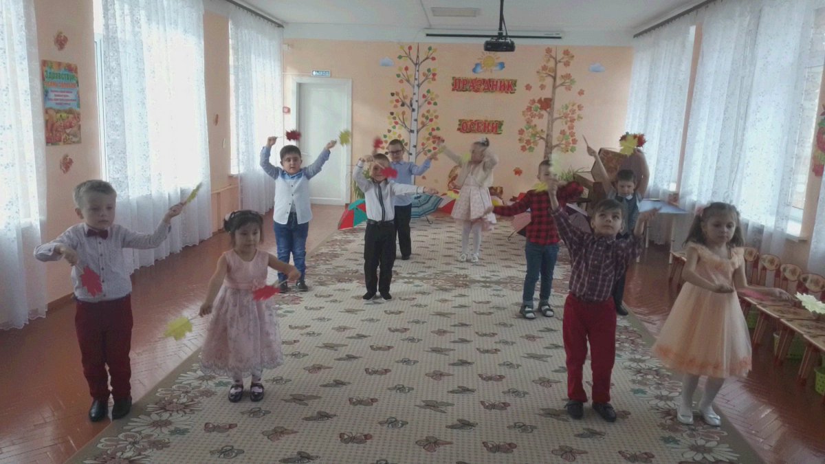 На деревьях 
Листьев мало. 
На земле – Невпроворот. 
Из лоскутьев Одеяло.
На прощанье Осень Шьёт. 
Автор: С. Островский
В гости к дошкольникам приходила красавица Осень. Посиделки прошли с песнями, танцами, стихами и играми