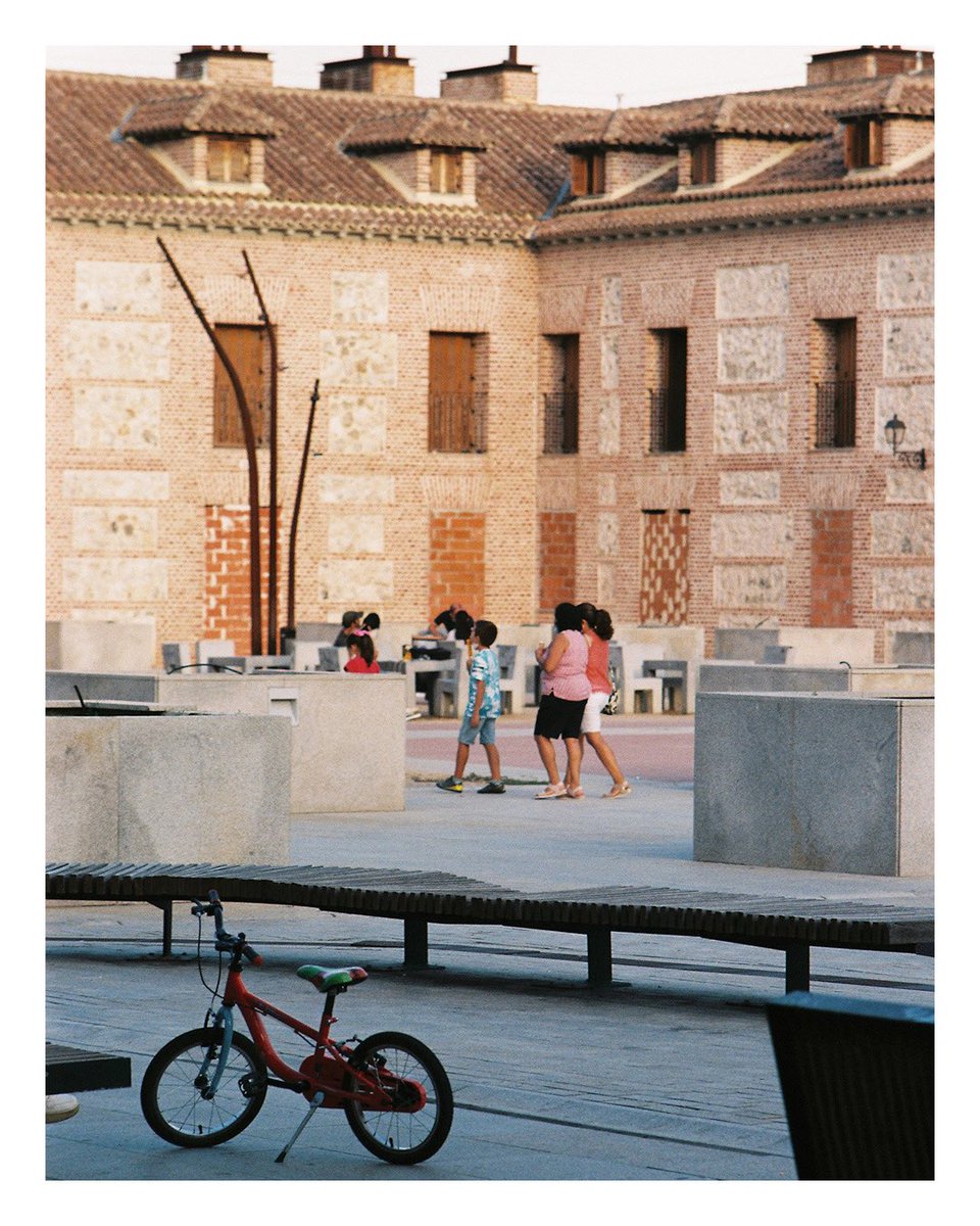 smouuuuk's tweet photo. plazas full with life are something beautiful https://t.co/uXW4eNb4Mo