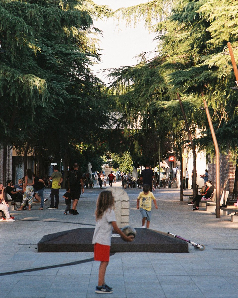 smouuuuk's tweet photo. plazas full with life are something beautiful https://t.co/uXW4eNb4Mo
