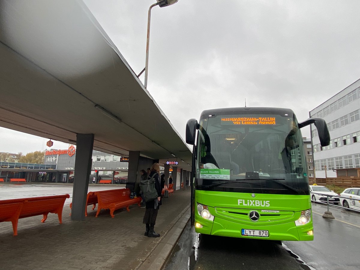 FlixBus_PL's tweet photo. A dziś nasza Flixowa delegacja odwiedza #Tallinn 🇪🇪, gdzie – poza największa atrakcją, czyli wizytą na dworcu i złapaniem naszego zielonego autobusu🚌 – prężnie działa nad rozwojem oferty #FlixBus w krajach bałtyckich #staytuned 💚 #FlixTeam #FlixLove https://t.co/a1jenqm7F5
