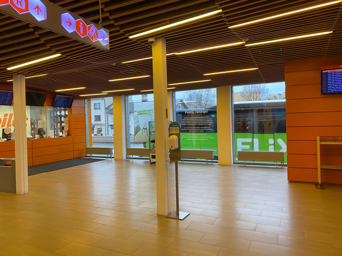 FlixBus_PL's tweet photo. A dziś nasza Flixowa delegacja odwiedza #Tallinn 🇪🇪, gdzie – poza największa atrakcją, czyli wizytą na dworcu i złapaniem naszego zielonego autobusu🚌 – prężnie działa nad rozwojem oferty #FlixBus w krajach bałtyckich #staytuned 💚 #FlixTeam #FlixLove https://t.co/a1jenqm7F5