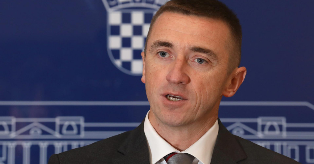 jutarnjihr's tweet photo. ‘Tuđman je porazio velikosrpsku politiku, a ova vlast ju vraća u igru. Dežulović? On je kolumnist Pupovčevih Novosti‘
https://t.co/XWR858wObY
#Vukovar #Tuđman #Dežulović #Novosti #Penava https://t.co/WqhAPr3BoB
