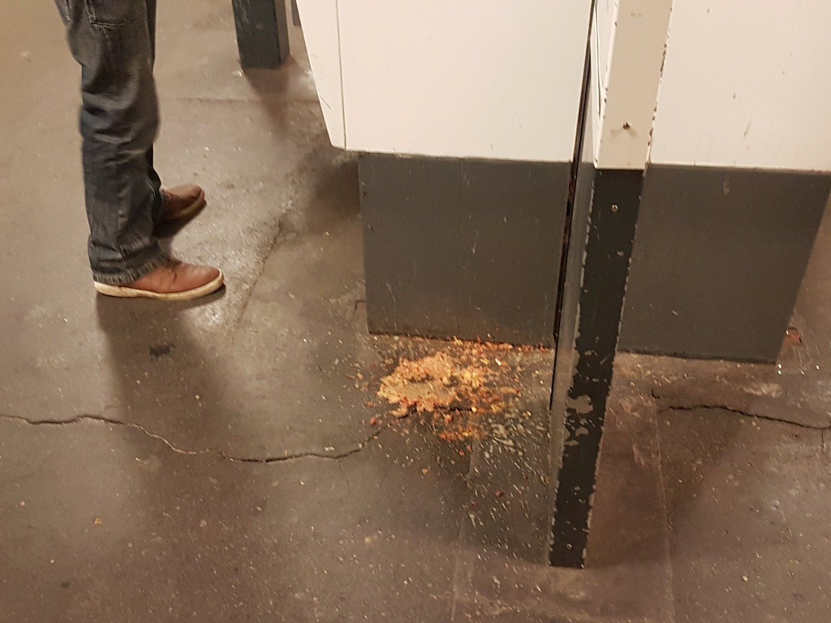 Steht eigentlich BVG für Bescheuerte Versager-Gesellschaft? Spritzen in offenen Wunden, Kotze und Menschenscheiße auf dem Bahnsteig, die Anwohner vermeiden die U-Bahn. Das ist Schönleinstraße. Und irgendein Vollpfosten von euch macht einen "Witz" darüber?🤮