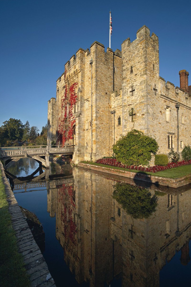 hevercastle's tweet photo. The blood red leaves are dripping off the Castle 💔 #HeverCastle https://t.co/gCHepN9fYT