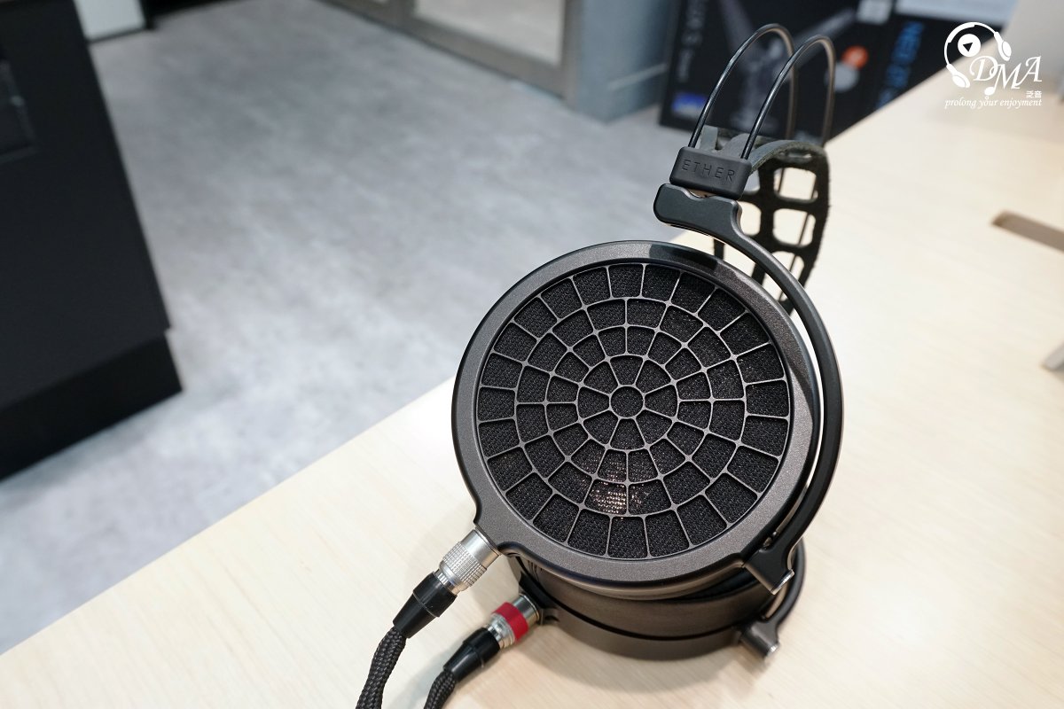 dmaaudio's tweet photo. 【更輕巧的全新設計】
Dan Clark Audio ETHER 2 System 擁有專利平板單元技術 V-Planar™,振膜加有皺摺,令振膜擺動更加靈敏👍,對重現音樂動態、改善高頻失真情況,加上 TrueFlow™ 技術,用以控制氣流💨,為空氣提供更流暢的通道,從而提升聲音的細緻度。🥰
#DanClarkAudio #ETHER2System https://t.co/FK7ccNX5jA