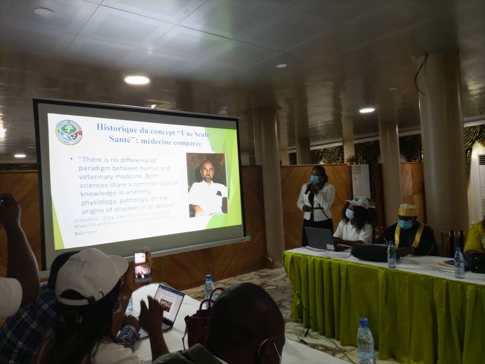CmrZoonoses's tweet photo. Célébration de la journée Mondiale #OneHealth. Le #237ZoonosesProgram et ses partenaires réunis ce jour à Mbankomo pour mutualiser les efforts pour une santé globale Homme-Animal-Environnement. @USAID @FAO @AFROHUN_ @AfricaCDC @CRTV_web https://t.co/elO9xZXg29