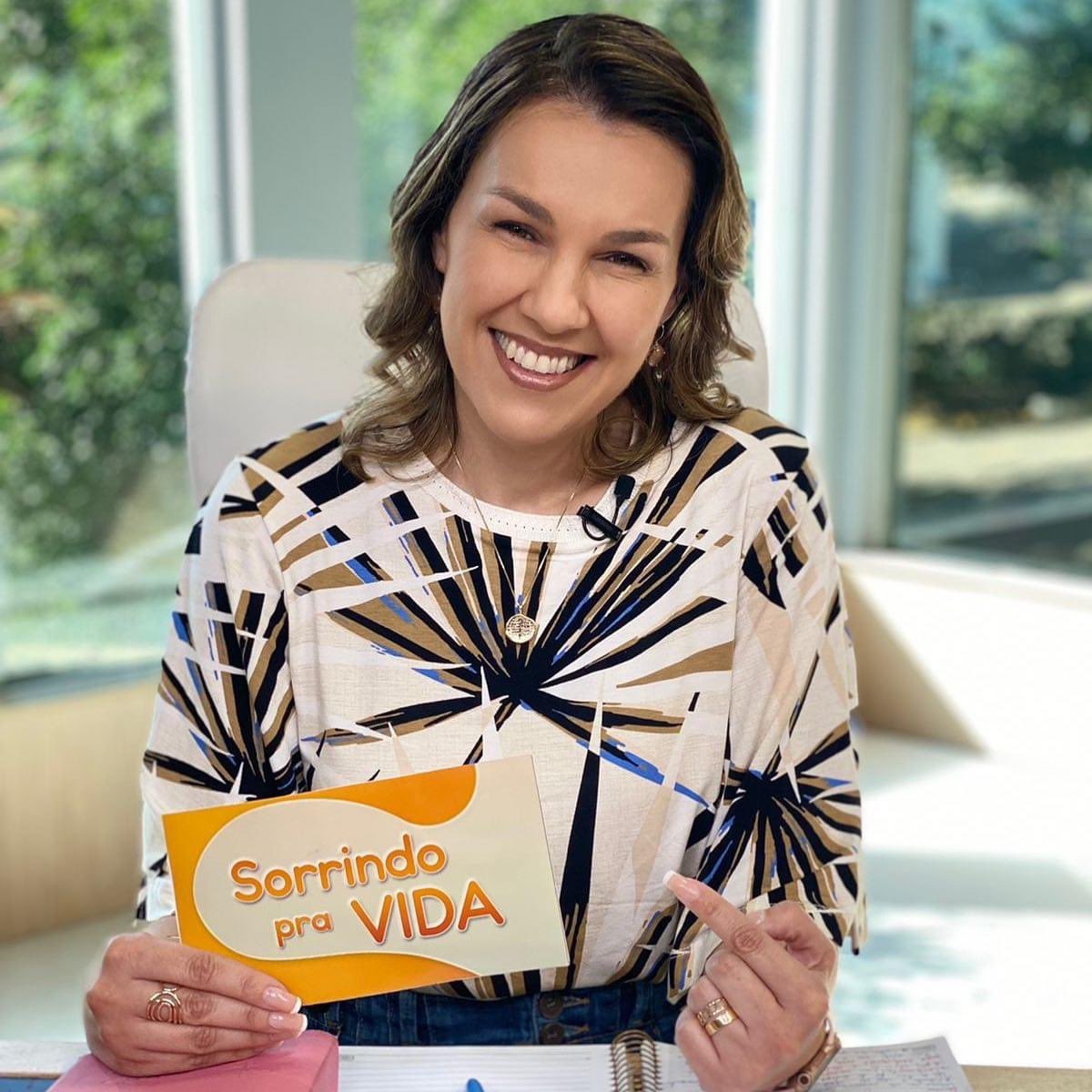 paulaguimaraesj's tweet photo. Quem vai “sorrir pra vida” comigo?! 🙏🏻❤️😍 https://t.co/W44AFtwID7