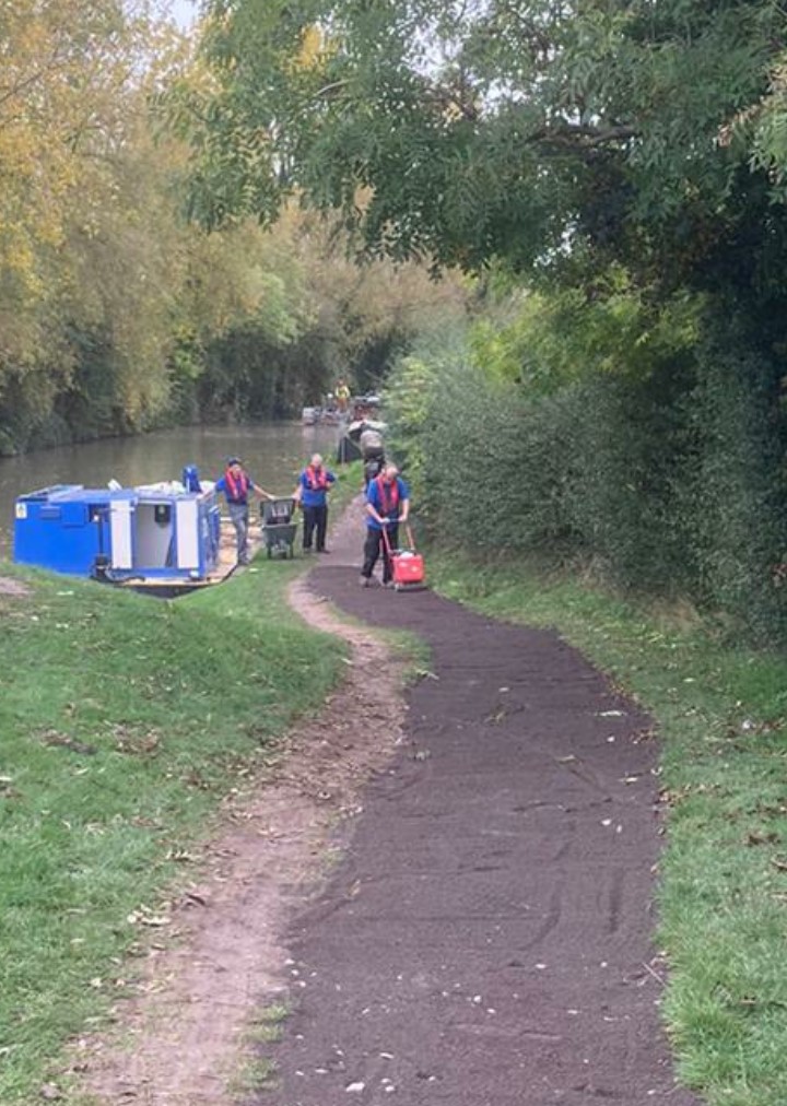 CRTWalesandSW's tweet photo. In a great example of teamworking our bank staff Mark and Connor worked with volunteers Clive and Ian to repair the towpath at Lock 20 #Seend after all four paddles were left open, washing away the towpath surface. #KennetAndAvon https://t.co/GXwbMKTk76