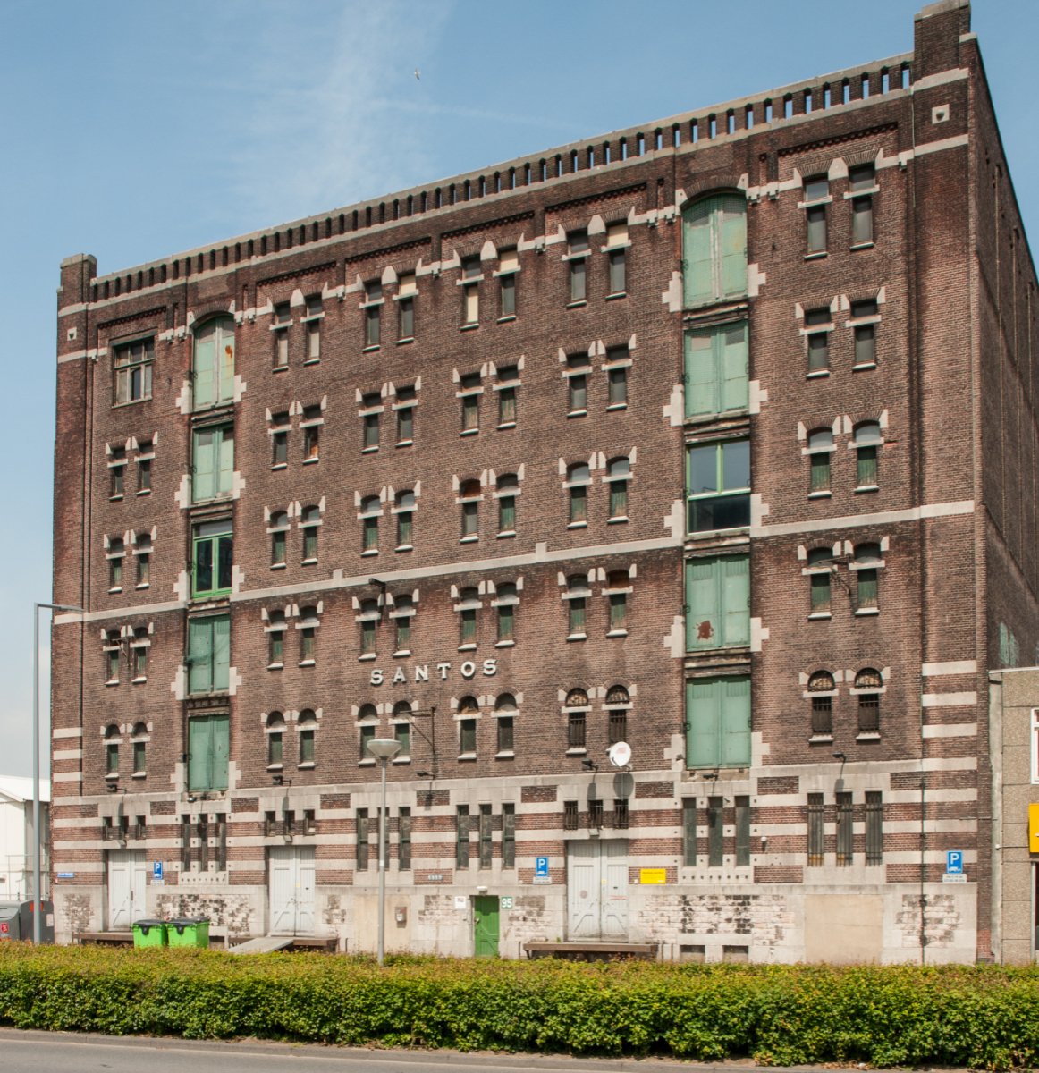Stadmaken010's tweet image. Vandaag is de start van #herontwikkeling van het monumentale koffiepakhuis  🏭🏭 SANTOS. Er komen 18 short-stay #huurappartementen. Het Duitse designwarenhuis Stilwerk wil daarnaast 20 #designwinkels (+/-3500 m2), flexibele werkplekken en food concepts onderbrengen in #Santos.