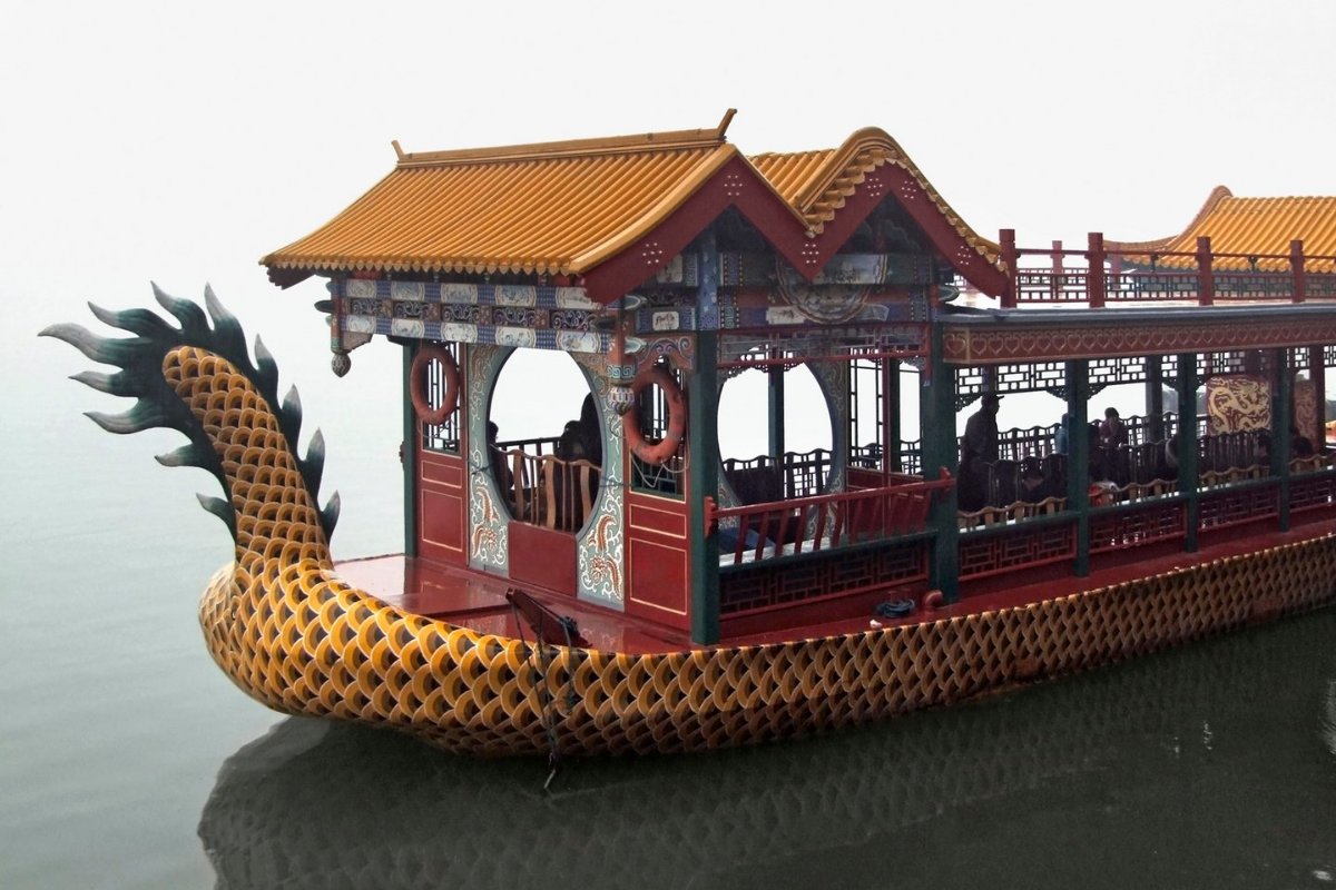 Китайская лодка 6 букв. Китайская лодка дракон. Китайские лодки с крышей. Лодка в китайском стиле. Китайская лодка в виде дракона.