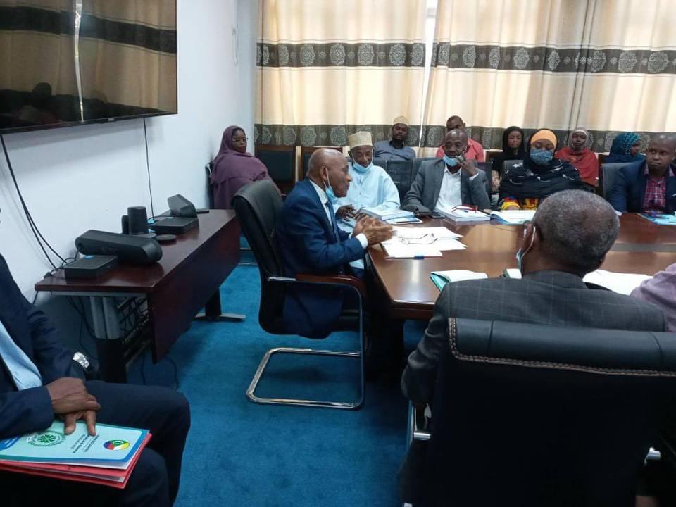 SouefK's tweet photo. J’ai présenté ce matin l'exposé de motif de la LdF rectificative 2021, devant la commission des finances de l’@AssembleeNatkm, présidée par l'Honorable @ZoubeiriMohame1 . Actuellement, les travaux se poursuivent en commission pour le PdL de règlement et le projet de LdF 2022. https://t.co/oFenXB1f5O