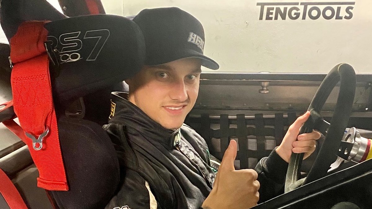 V8ThunderCars's tweet photo. Nicke Svensson, 23 år från Storfors i Värmland, ska köra V8 Thunder Cars nästa säsong. Bil är inköpt, backning finns och allt är på plats – men det har varit en lång resa för Nicke och hans familj.

https://t.co/VuhDqbNhfw https://t.co/f2uR931TbP