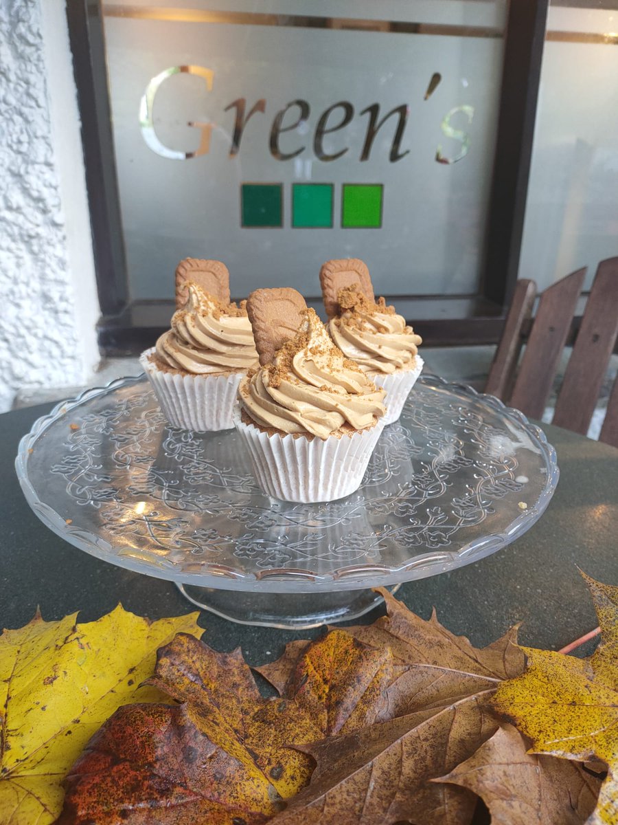 Vegan Biscoff Cupcakes are now available at Green's Café! 🍂🍃
Pop down to the cafe to get your biscoff fix!

#vegan #greenscafegrasmere #lotusbiscoff #vegancupcakes #winterbaking #lakedistrictcafe #lakedistricteats