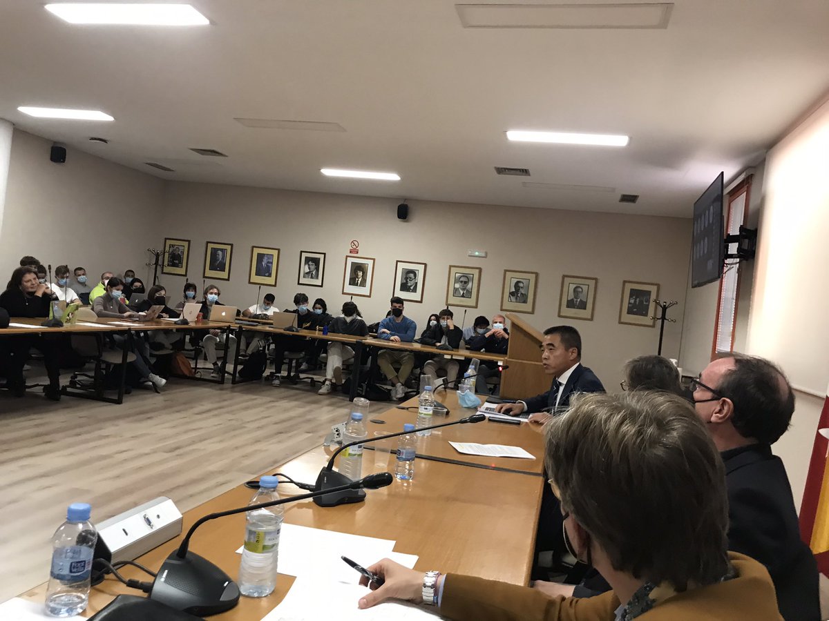 ideasdebate's tweet photo. El Ministro Consejero De la embajada #China @YaoFei9 cierra la mesa sobre el papel de su país en el nuevo orden mundial ante una sala llena de estudiantes en @CCPPySOCUCM #mundoqueviene https://t.co/N2PuDGMVro