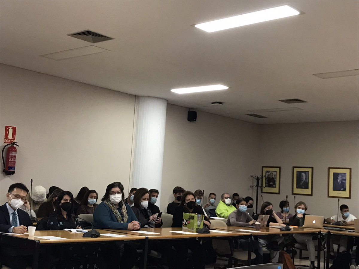 ideasdebate's tweet photo. El Ministro Consejero De la embajada #China @YaoFei9 cierra la mesa sobre el papel de su país en el nuevo orden mundial ante una sala llena de estudiantes en @CCPPySOCUCM #mundoqueviene https://t.co/N2PuDGMVro