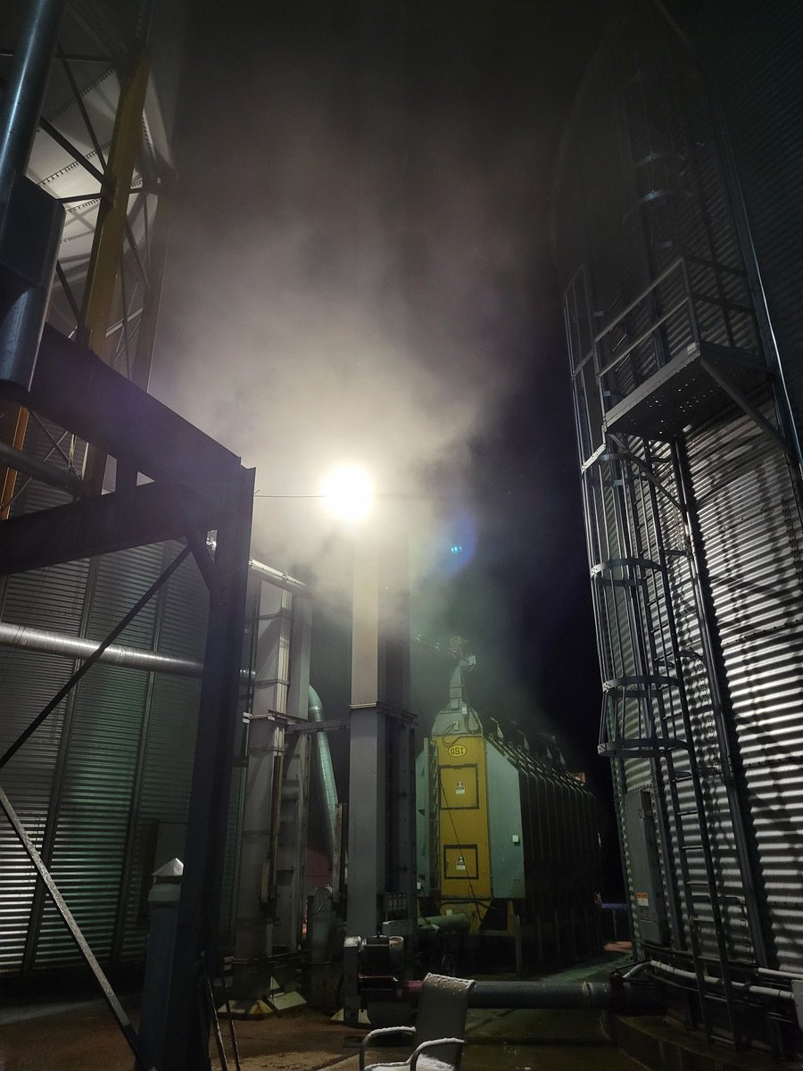 Welp there goes the soybean plans this week...least the dryer keeps humming along nicely with low 20's corn. Pretty sure we are gunna finish corn harvest before beans...#harvest21 rolls on #ontag