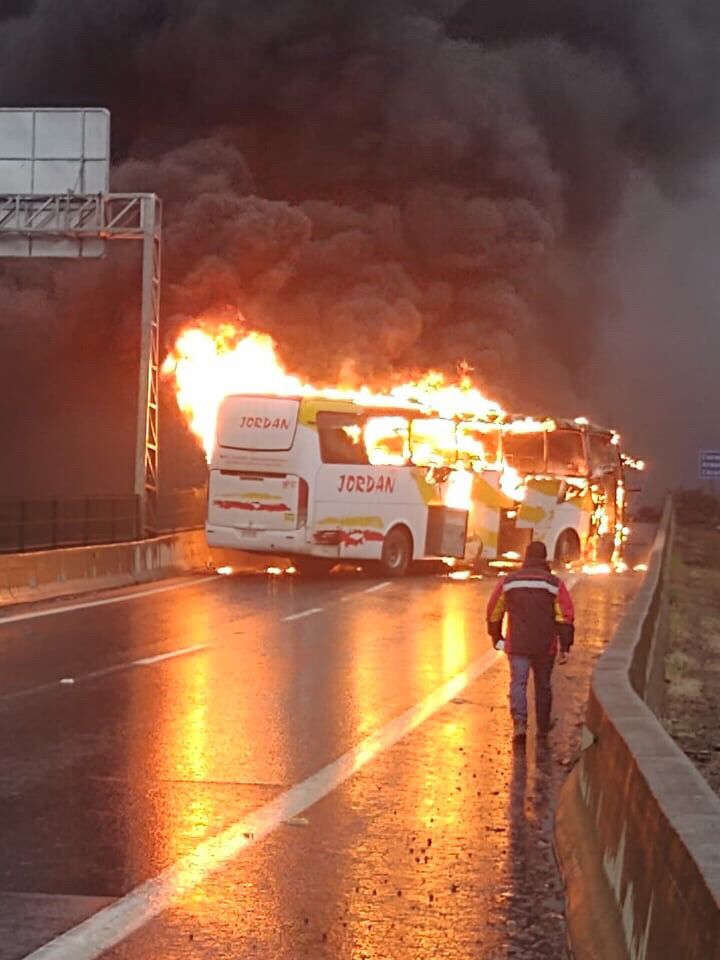 KapitalFM's tweet photo. Manifestantes queman dos buses de trabajadores en Colcura y provocan gran congestión en la Ruta 160
https://t.co/iEiORt4LuD https://t.co/zXcpMLfrUk