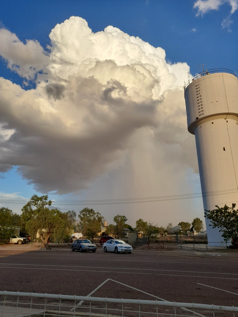 RockhoundzRocks's tweet photo. #cumulonimbus #SciNate #winton #rain https://t.co/XtusoXBA6F