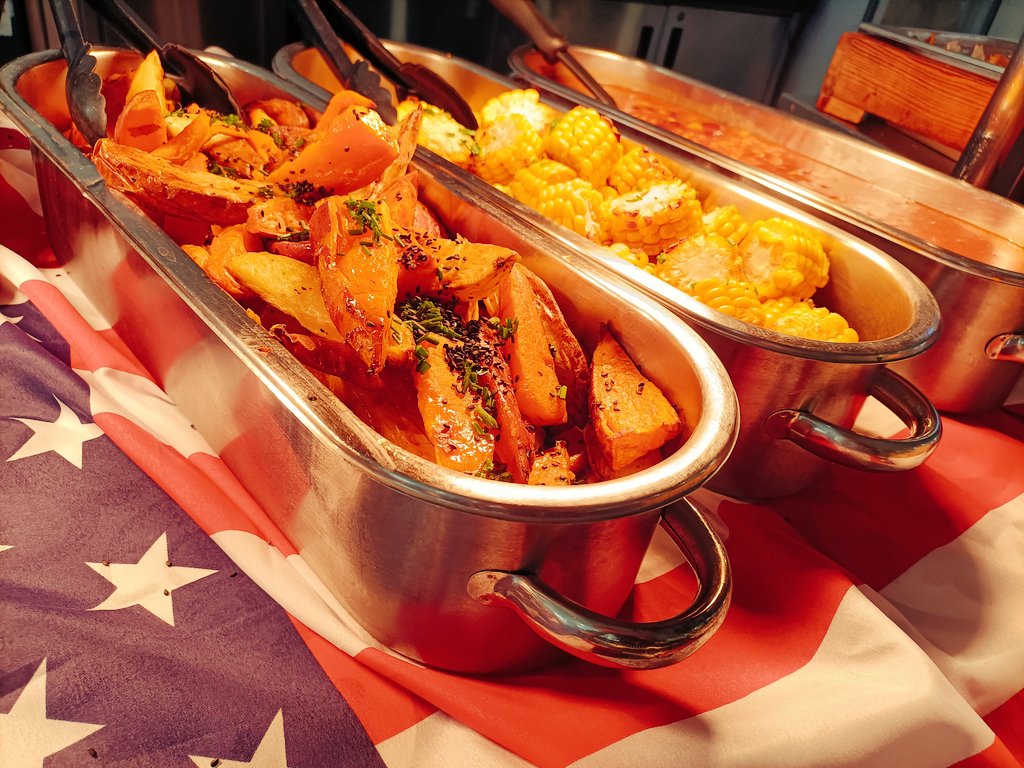 American Theme Day 🇺🇸 @MCSOxford Buffalo Chicken 🐓 Low & Slow Pork Shoulder Vegan Truffle Mac & Sheese Black Sesame & Honey Wedges, C.O.T.C 🌽, Boston beans, Cajun Slaw, Orange & Sweetcorn Salsa @IndiesSodexo @ClarkWesty @dcreighton71 @racarter98 @MattyGrainger