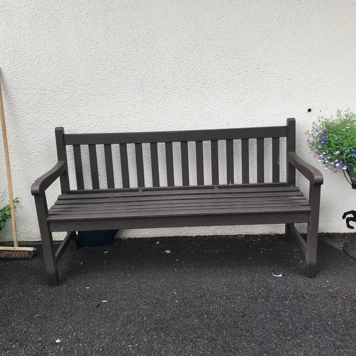 SovereignAmy's tweet photo. Some of our @sovereignha residents have been enjoying personalising their communal garden. Look at the fab job they've done giving this bench a green makeover, so they can spend more time outside with their neighbours 🌺🌳🤩 https://t.co/vJYaAZYRi3