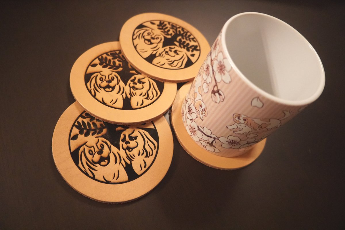 cavaforest's tweet photo. 「キャバリア柄の革コースター」
1つ500円でキャバリアランドで発売予定です。

個人運営のため、品数が少ない商品がございます。
特に個数制限は設けない予定なので、お目当ての商品がある方はお早めに…。 https://t.co/4TBOnm4BlT