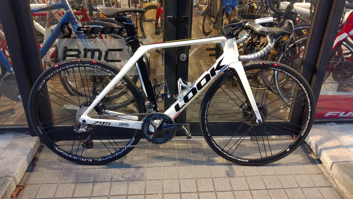 rafis_ne's tweet photo. LOOK 795 BLADE RS DISC
ロードバイク納車されました!!
部品選び悩み過ぎてフレーム来てから半年以上経過してしまった...
結果的に待った甲斐がある1台になって大満足。
色々要望聞いてくれた店長ありがとうございました。
#lookcycle
#FirstBikes
#ロードバイク https://t.co/FEBupLU8Sn