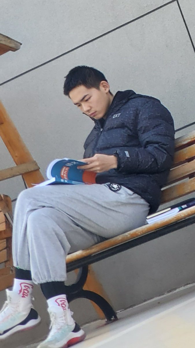 FangdangRJ's tweet photo. 一直没机会记���下这双鞋主人的帅脸，大长腿，脸还帅，脚大，这样的一个人的驭帅11，能让我吸舔，我觉得运气真好。 https://t.co/2V8hA0Ol0k