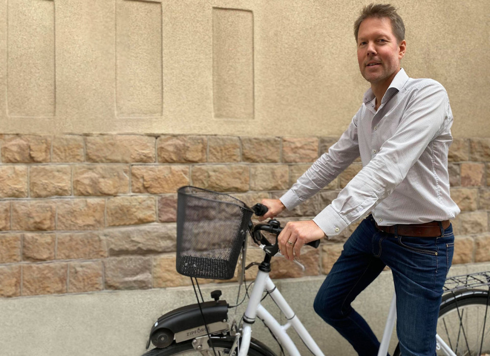 SmartaSaker's tweet photo. Månadens innovatör, Måns Bengtsson, förvandlar din vanliga cykel till en elcykel. I intervjun berättar han om sin innovation Zipforce, en portabel elmotor till cykeln.  https://t.co/EgIiZ4tua2 https://t.co/srPZL1B84d