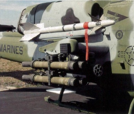 ¿Ah!Los buenos viejos tiempos...? #ColdWar #ALBVT
No recuerdo haber visto nunca un #Sidewinder ahí colocado en un #Bell #AH1 #Cobra (sólo lanzadores de chaff/flares) Aún recuerdo el foro de Keypublishing, Impressive Weapons Load, donde colgaban fotos con armamento extraño