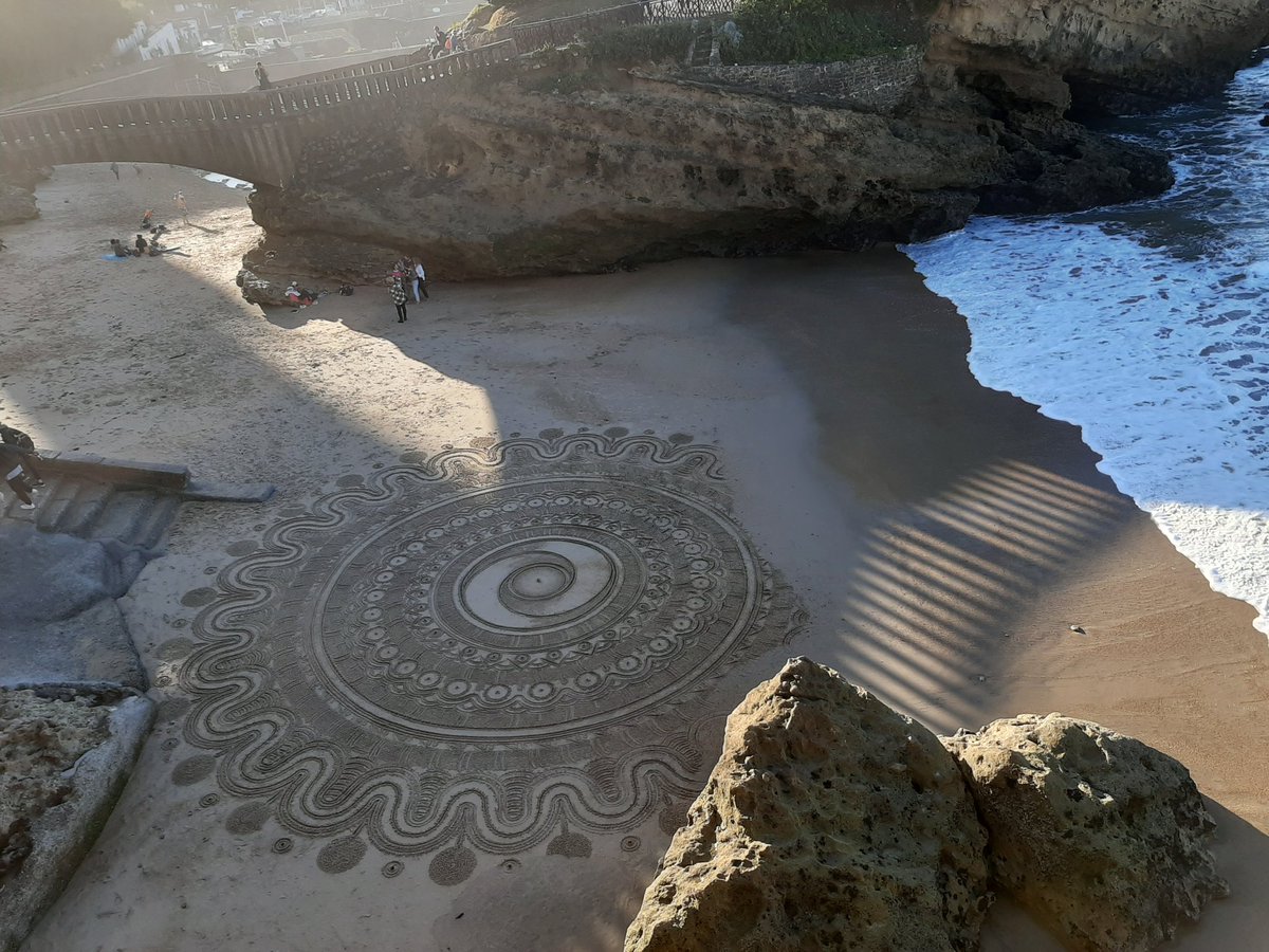 esperluet's tweet photo. Poésie éphémère sur une plage de Biarritz https://t.co/MFf4JaQYSr