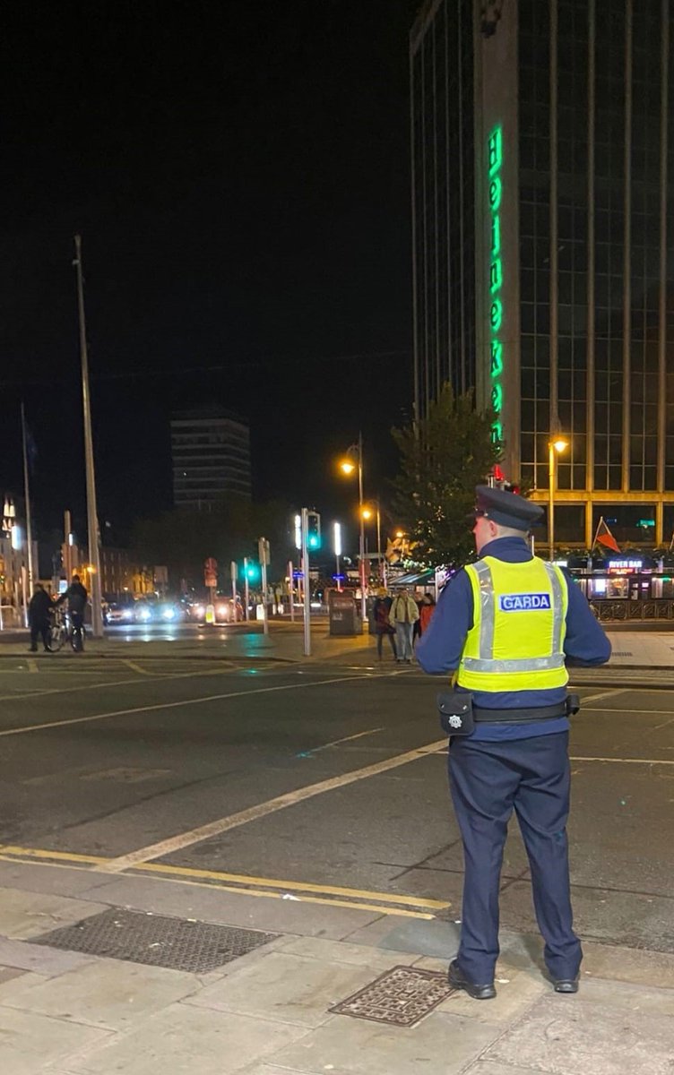 Garda Moore of Pearse Street Station was on patrol keeping people safe on Westmoreland Street yesterday evening.

#HereToHelp #CommunityEngagement #KeepingPeopleSafe