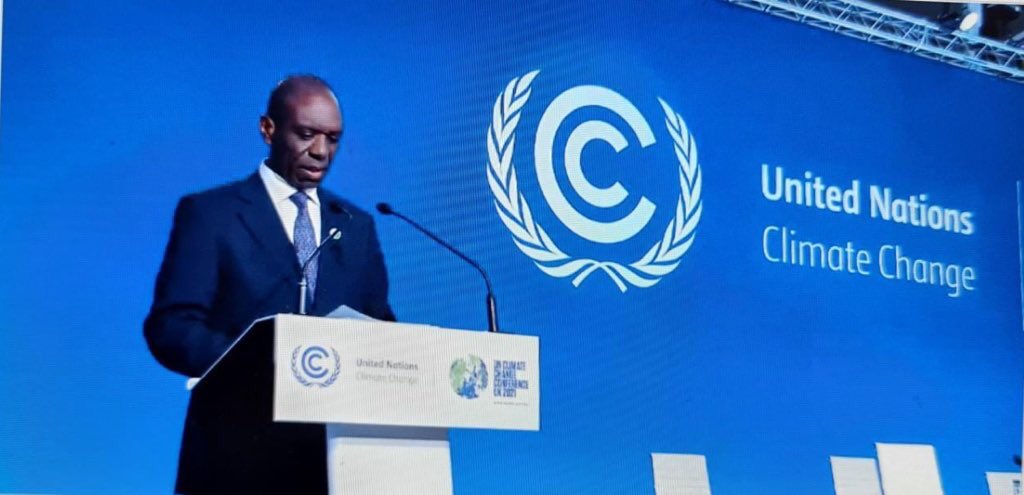 Ontem na #COP26  o PM de 🇲🇿 definiu o compromisso do país para com as energias renováveis - representando 62% da sua matriz energética até 2030 -, comprometeu-se a combater o desmatamento através de créditos de carbono e apelou ao financiamento e à transferência de tecnologia.