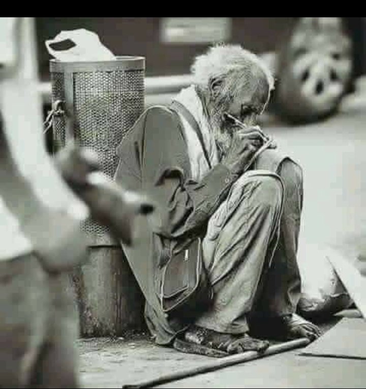 ”تو ڪڏهن چنڊ ۾ پنهجا خواب تلاشيا آهن!!“
”نه چنڊ ۾ اهڙو ڇا آهي جو چنڊ ۾ خواب تلاشيان“
مون جواب ۾ چيو
”ها! سچي تون ڇو تلاشيندي !!؟ تو روز جو پوري ٽي وقت ماني کائيندو آهين“
هن اهو جواب ڏنو مون هن جو اکيون ڏٺيون،اکيون ڳوڙهن هاڻيون مان هن جي اکين جي ڳوڙهن ۾ ترڻ لڳس
زاهد نظاماڻي