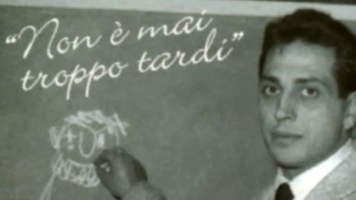 Nasce il #3Novembre 1924 il maestro #AlbertoManzi che, con Non è mai troppo tardi, portò 1,5 milioni di italiani alla licenza elementare.

'Imparare a pensare é la cosa più importante che possiamo fare a scuola, non soltanto il bambino, ma l'insegnante stesso'.

#BuongiornoATutti