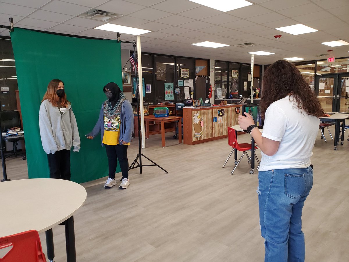 msimms514's tweet photo. Sra Chacon's Spanish II classes hosting a fashion show in the library as they practice describing each other's clothes in Spanish. @CLI_Eagles @CCISDLibrary https://t.co/YFOZgjtDuT