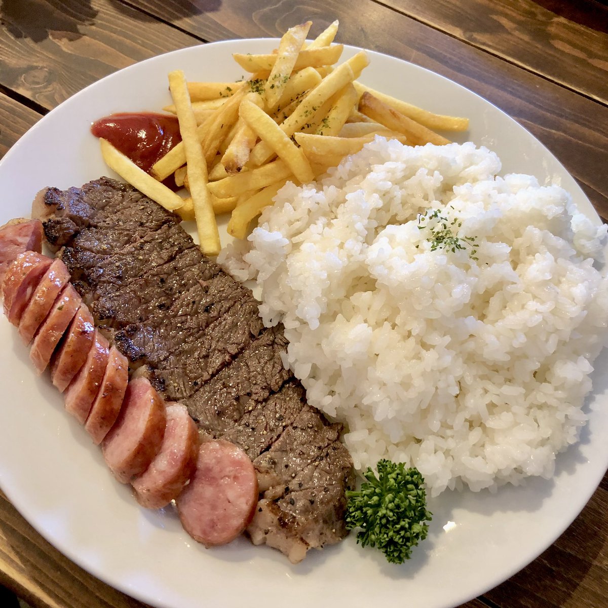 venire_eno's tweet photo. ランチは、館林市の「サボロザグリル」でいただきました🤗✨

祝日でもランチメニューOK❣️
イチボ＆プレミアムソーセージを注文🤗
サービスドリンクはガラナ🥤をチョイス✨

#きてみてフォト 
#サボロザグリル 
#イチボ&amp;プレミアムソーセージ 
#ガラナ 
#ランチ 
#群馬 
#館林 https://t.co/AtrLPrfU1t