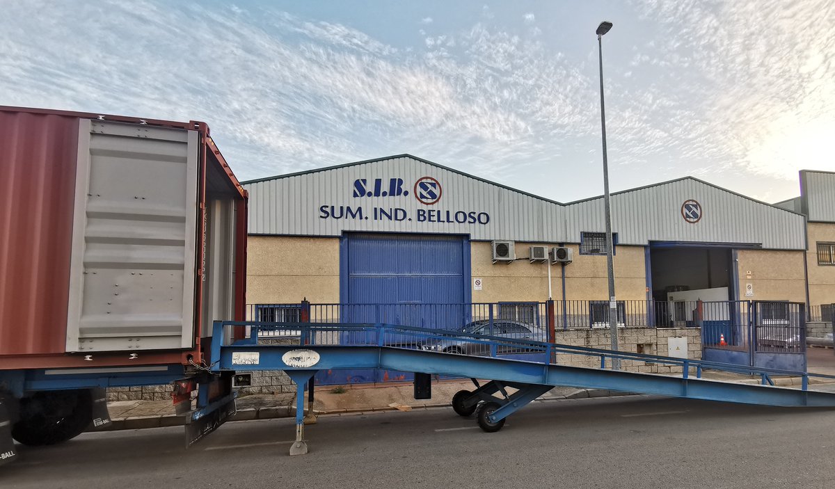 sibelloso's tweet photo. Una de las claves para vender mucho, es comprar mucho. Nuevo día de descarga!
.
#sib #sibelloso #descarga #contenedores #mallas #alambradas https://t.co/ffy1itwwma