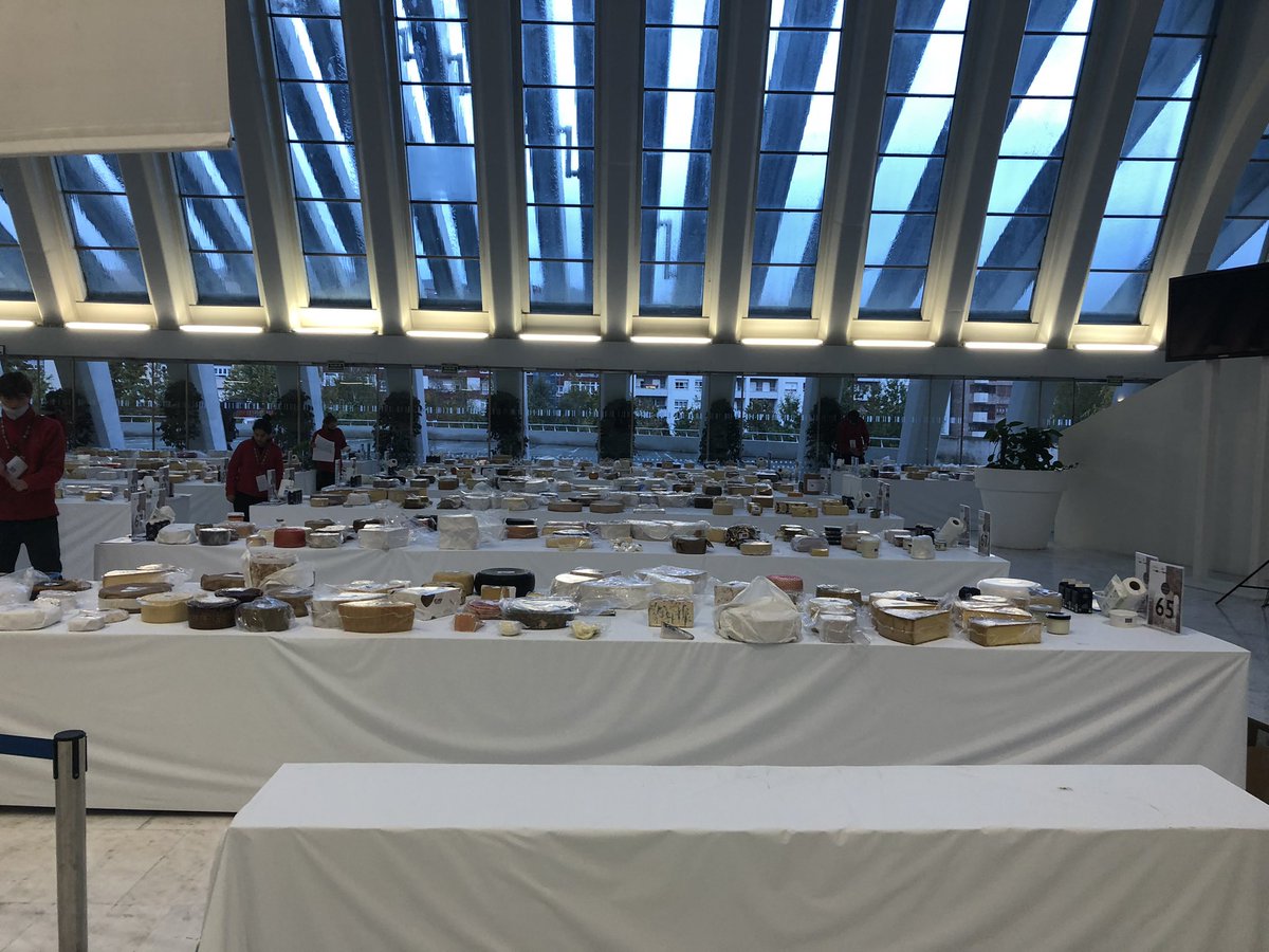 salsadechiles's tweet photo. Paraíso de queseros. Hoy jurado en el World Cheese Awards. https://t.co/13GadcyvOl