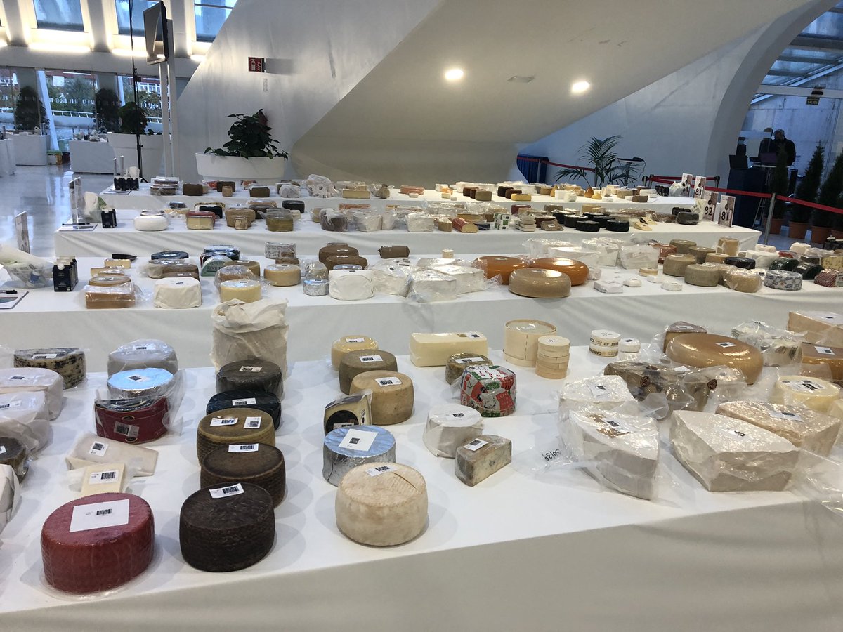 salsadechiles's tweet photo. Paraíso de queseros. Hoy jurado en el World Cheese Awards. https://t.co/13GadcyvOl