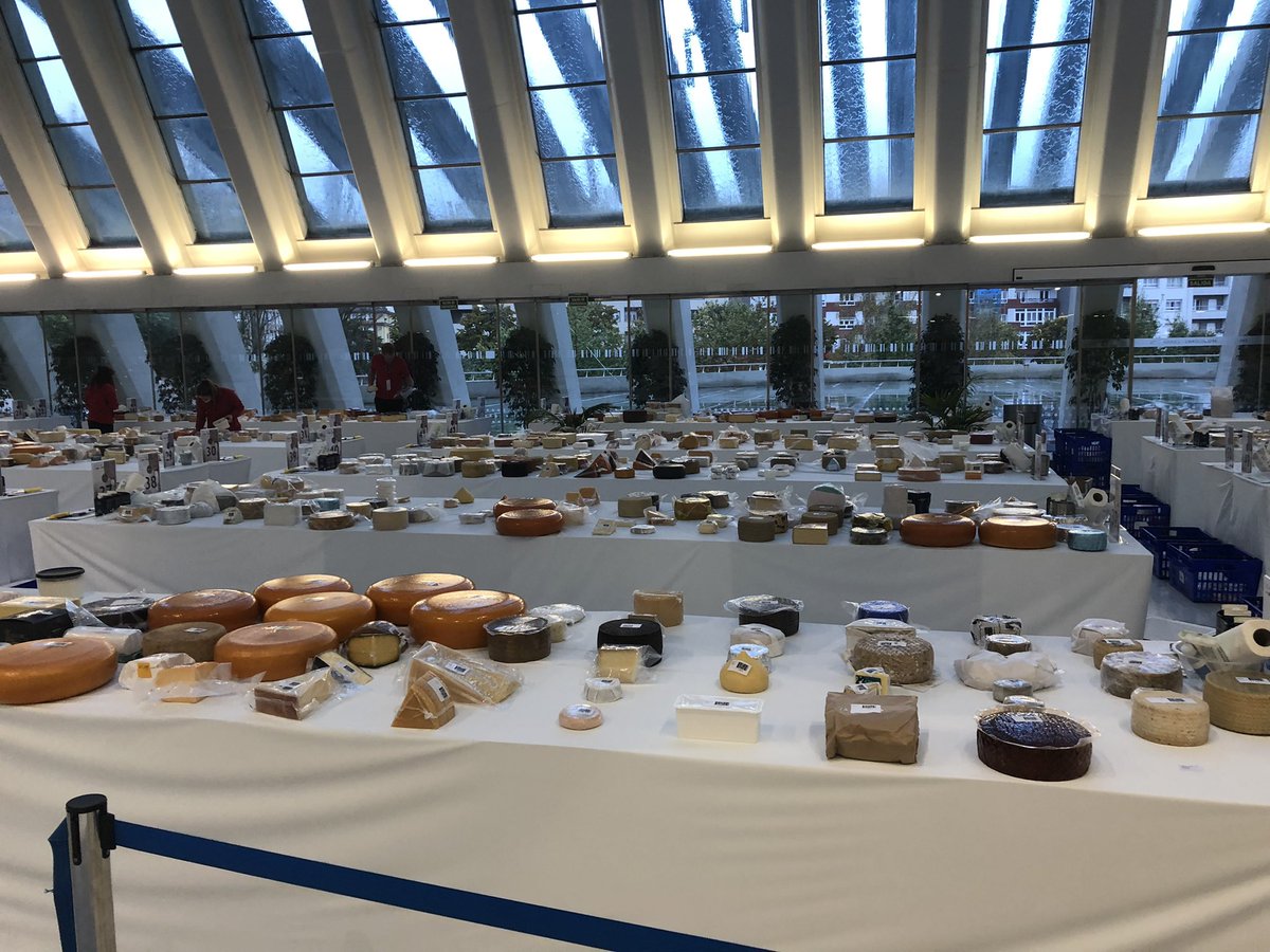 salsadechiles's tweet photo. Paraíso de queseros. Hoy jurado en el World Cheese Awards. https://t.co/13GadcyvOl