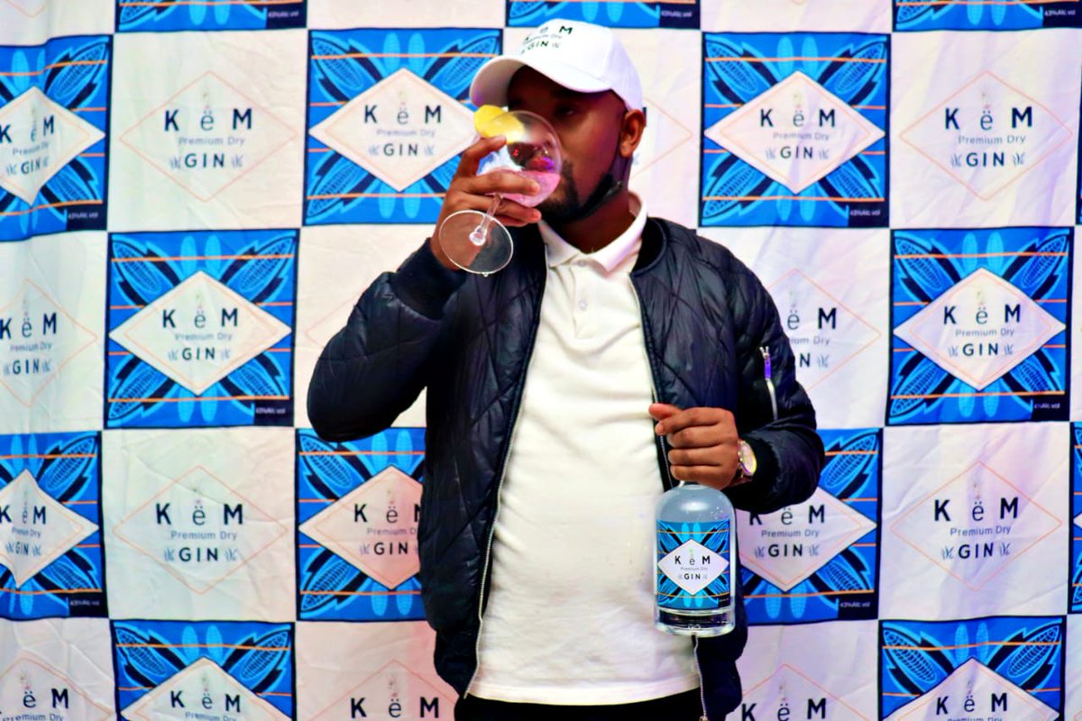 gin_kem's tweet photo. The Countdown to the festive Season continues with your favourite Gin doing the rounds at  Ekoneni and Jeff's place in East London.
Special shout out to Ntsika Tafane, we see you😎

#kemgin 
#ginandtonic 
#countdowntofestive 
#KeSummer https://t.co/v0NhFqYnvA