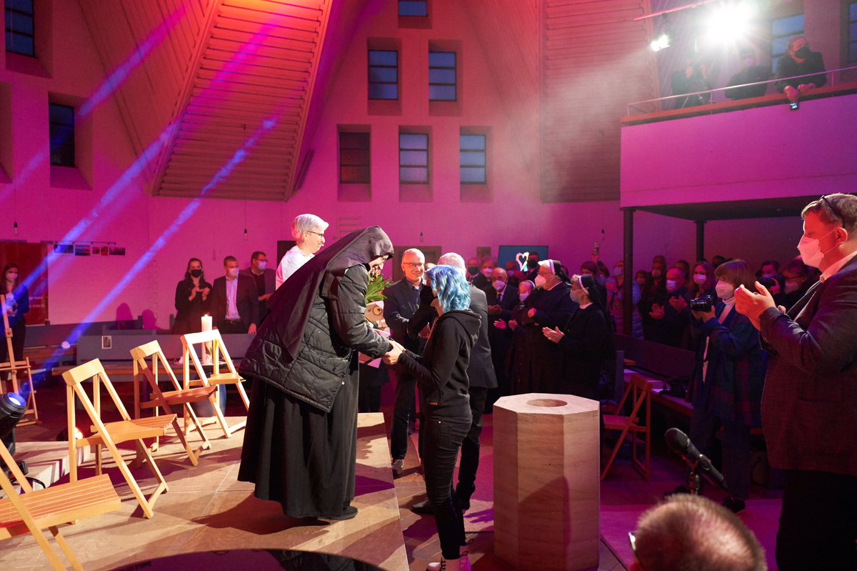 Der Löwenherz Friedenspreis ging dieses Jahr an Mechthild Thürmer und das Ehepaar Wittmann-Schlechtweg für die Unterstützung Geflüchteter durch Kirchenasyl. Bravo und Gratulation! #friedenspreis #mechthildthürmer #kirchenasyl #konstantinwecker #tamarabanez