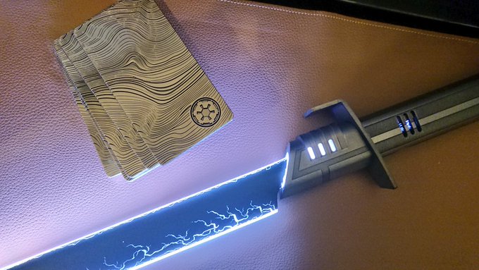 形状は特殊だけど普通にネオピクセルブレードだから他のカスタムライトセーバーにも使えるのがいいわね
問題はこれ含めてダークセーバー二本、刀型を一本注文したけどそれから一年でやっとこの一本が届いたってところですかね… 