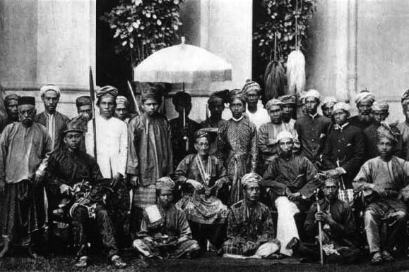 AlternatifPress's tweet photo. Ketinggian adab atau budaya kolot? Meninjau feudalisme Melayu zaman moden
 https://t.co/l9SHonnEZY https://t.co/UQB6OWAz58