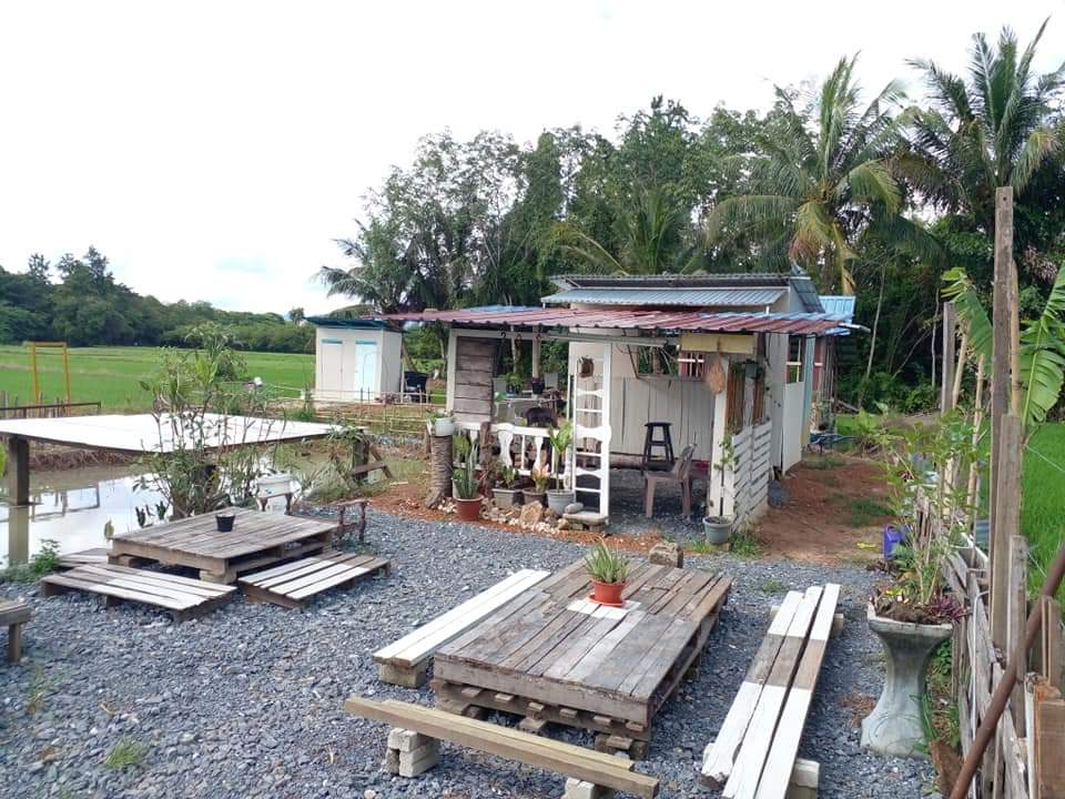 OhMyPerlis's tweet photo. Teringin nak makan ala kampung, privacy dan tenang? Di Chuping ada satu port, makan sambil layan pemandangan bukit dan sawah padi menghijau. Tempat ni belum lagi dibuka, dan Oh My Perlis akan menjadi tetamu yang pertama. Ada yang nak join kami? https://t.co/OT3rMy9oMc