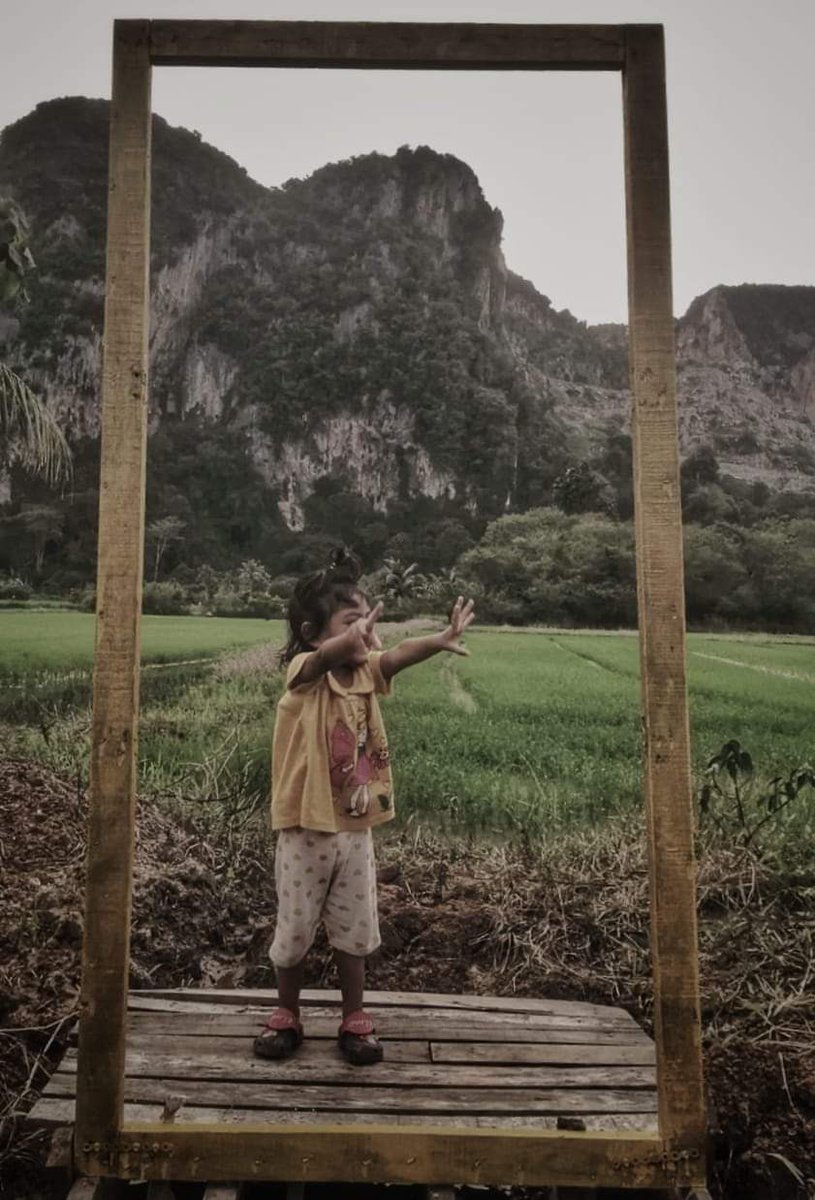 OhMyPerlis's tweet photo. Teringin nak makan ala kampung, privacy dan tenang? Di Chuping ada satu port, makan sambil layan pemandangan bukit dan sawah padi menghijau. Tempat ni belum lagi dibuka, dan Oh My Perlis akan menjadi tetamu yang pertama. Ada yang nak join kami? https://t.co/OT3rMy9oMc