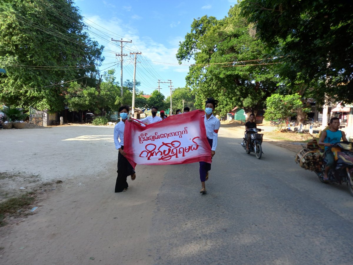 IrrawaddyNews's tweet photo. Villages close to the controversial China-backed copper mine near Mt. Letpadaung in #Sagaing Region and students from Monywa teamed up on Wednesday to show their opposition to the military regime. (Photo: CJ)
 
#WhatsHappeningInMyanmar https://t.co/28Es0WVUiF