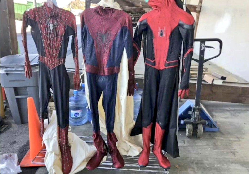 GabiMG_News's tweet photo. The Tobey Maguire's Spider-Man 3 Suit was used as a model to create the suit that he use in NWH and it is 100% correct. Like the other two suits, Andrew's suit is the same that he use in TASM 2 and Tom's suit was used in FFH and the belt was modified in NWH. #SpiderManNowWayHome https://t.co/ixWT1DrCxp